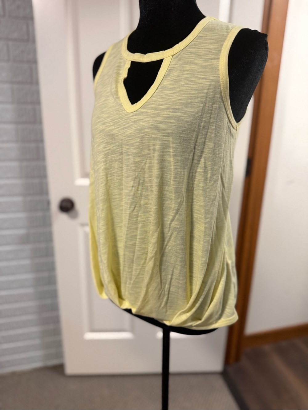 Signature Studio Keyhole Tank Top – Size Small